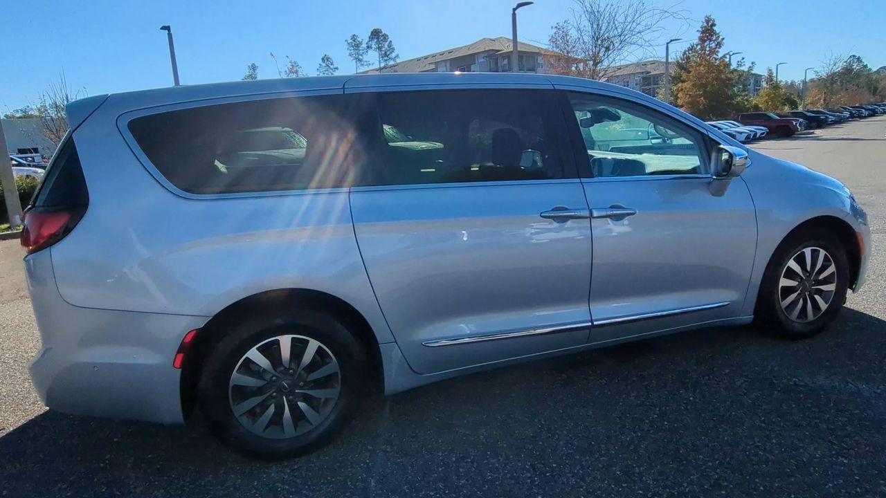 Chrysler Pacifica Hybrid Limited Fwd - Thumbnail 2