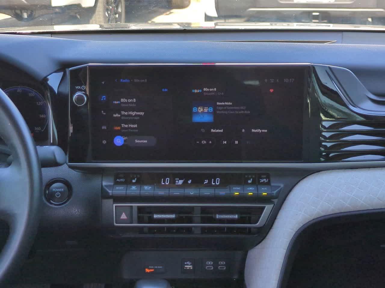 Toyota Camry Xle With Navigation - Thumbnail 18