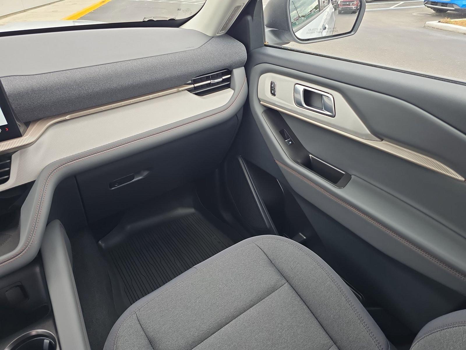 Ford Explorer Active Rwd 4D Sport Utility - Thumbnail 11