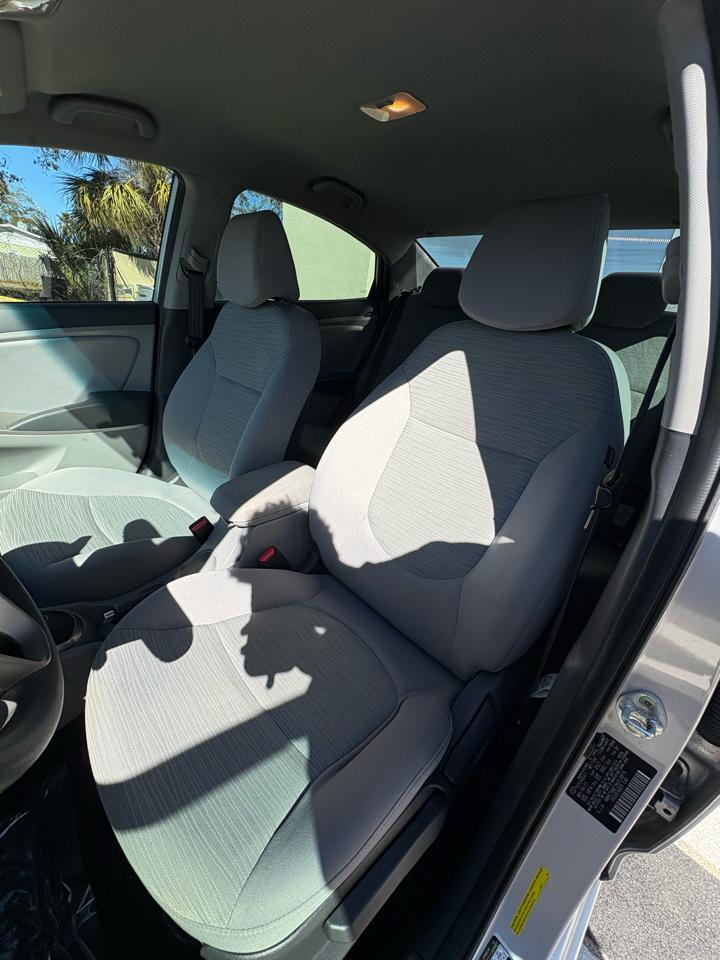 Hyundai Accentse 4-Door 6A - Thumbnail 10