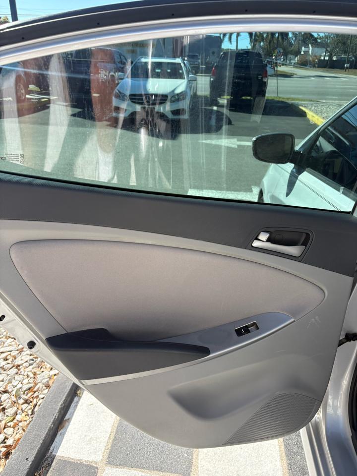 Hyundai Accentse 4-Door 6A - Thumbnail 11