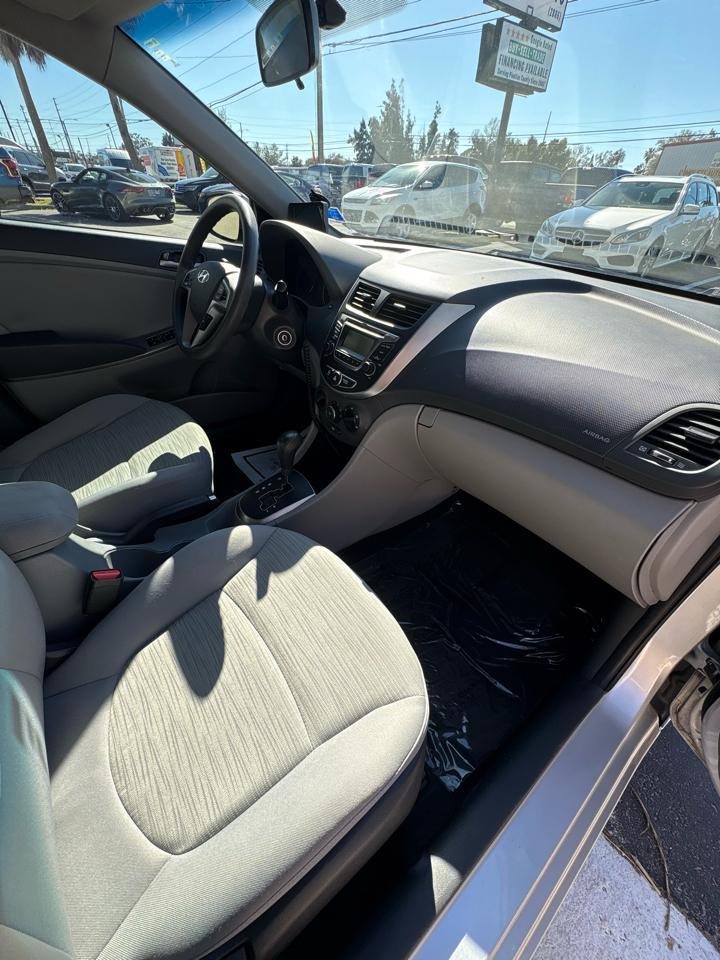 Hyundai Accentse 4-Door 6A - Thumbnail 17