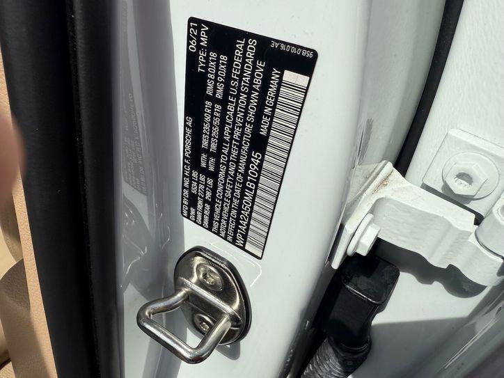 Porsche Macan Porsche Macan 6,000 One Owner Miles Carfax Cert | Plant City Florida | Bayshore Automotive - Thumbnail 2