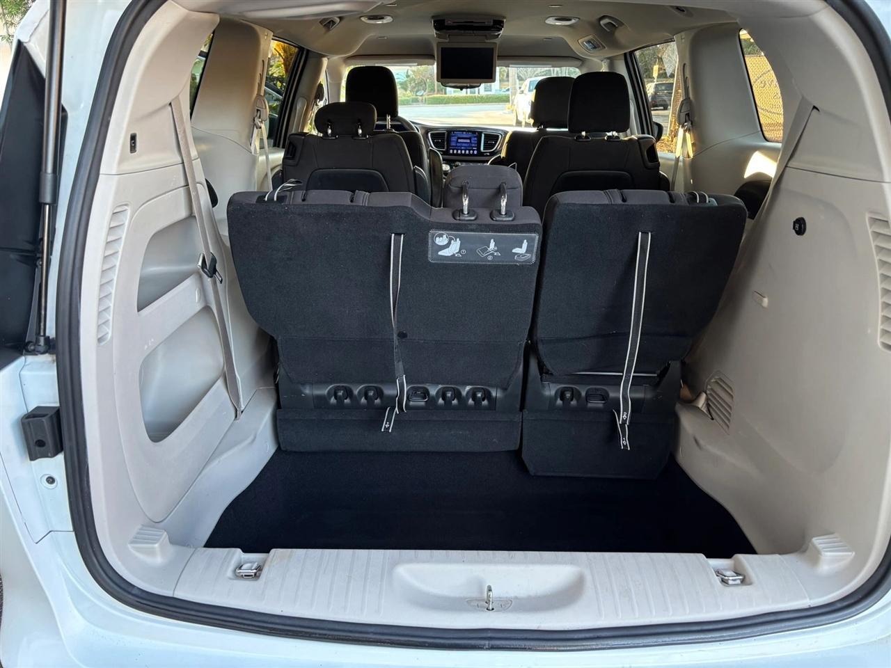 Chrysler Pacifica Touring - Thumbnail 17