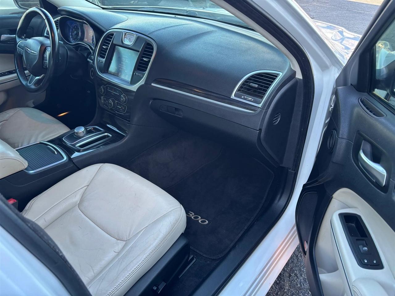 Chrysler 300 - Thumbnail 12