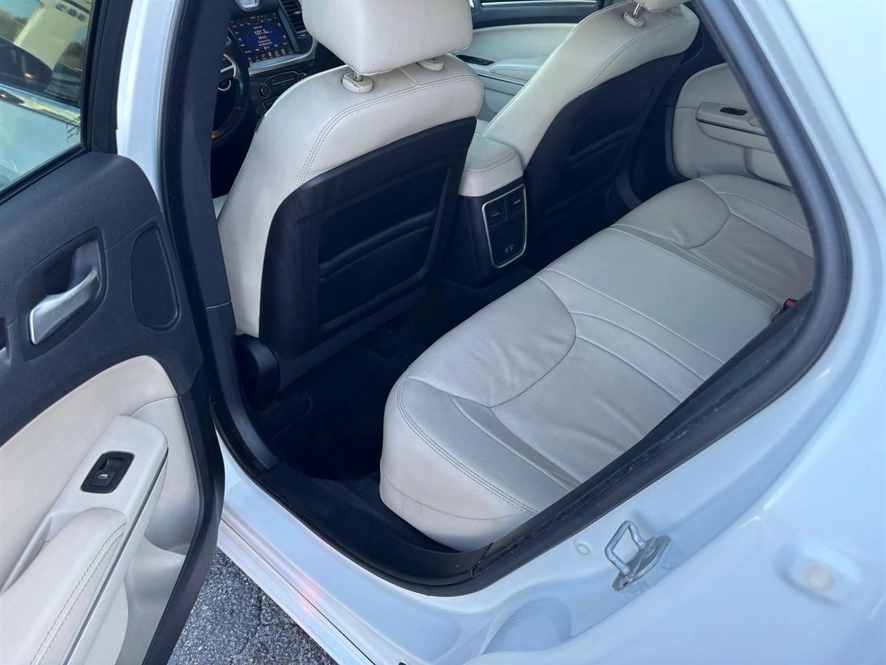 Chrysler 300 - Thumbnail 13