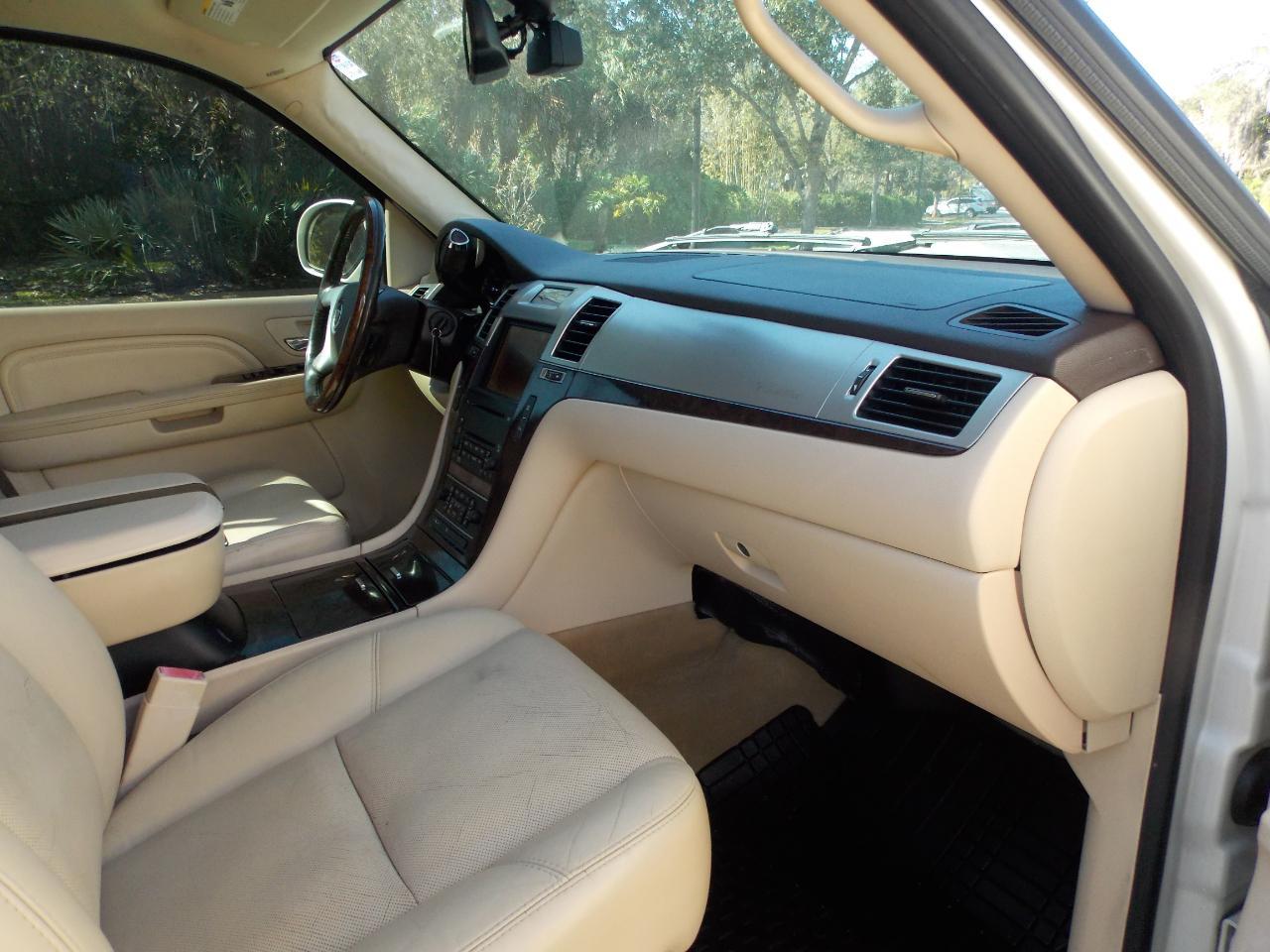 Cadillac Escalade2Wd 4Dr - Thumbnail 8