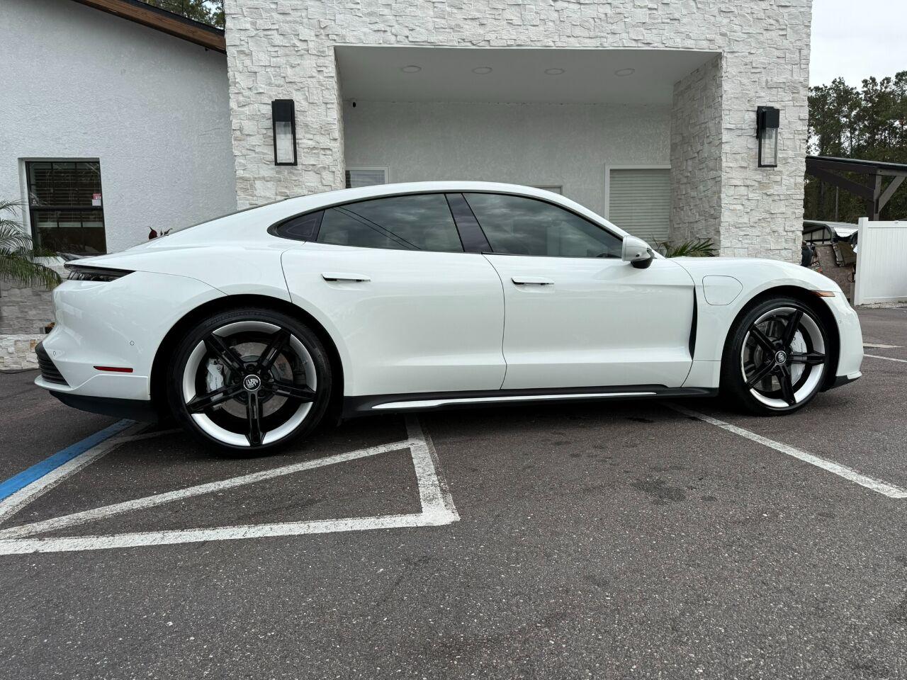 Porsche Taycan - Thumbnail 18