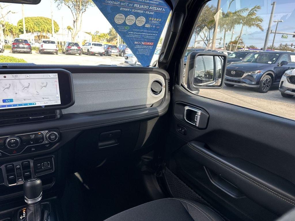 Jeep Wrangler Sahara 4Wd 4D Sport Utility - Thumbnail 17