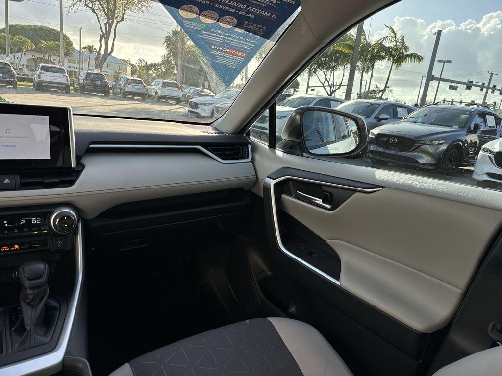 Toyota Rav4 Xle Fwd 4D Sport Utility - Thumbnail 16