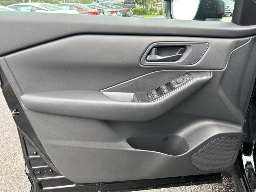 Nissan Rogue S - Thumbnail 12