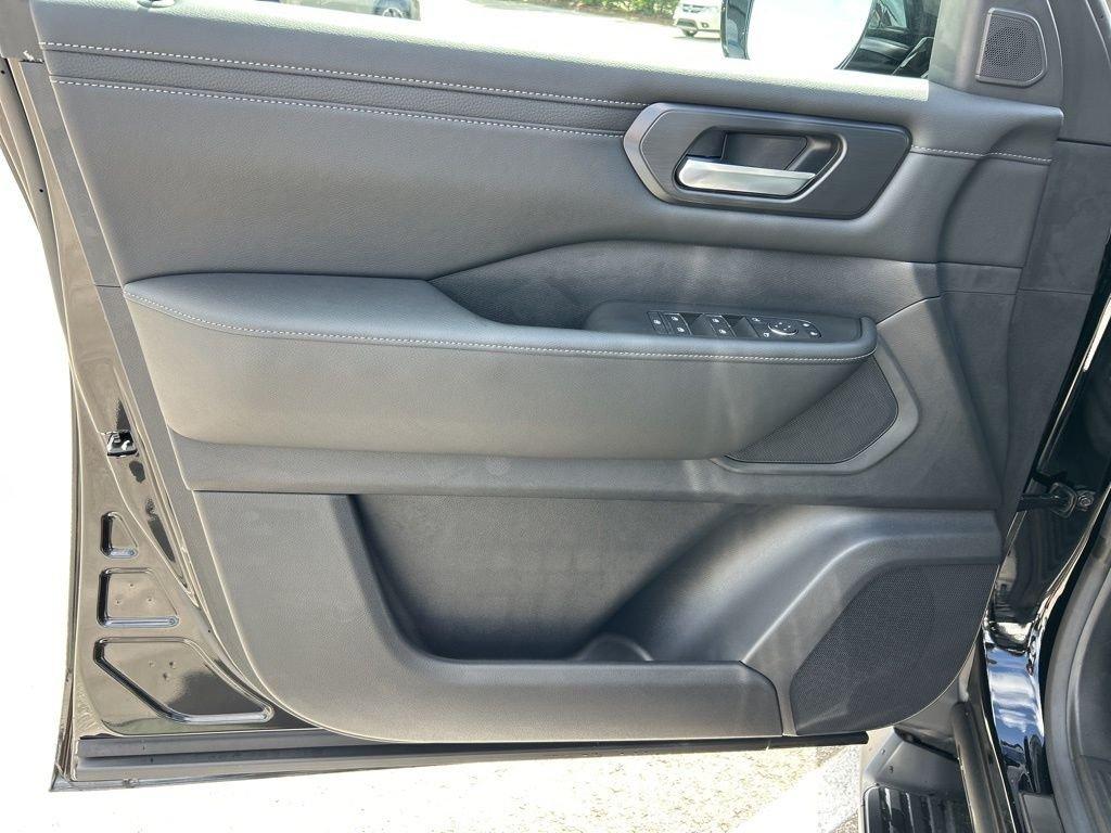 Nissan Armada Sv - Thumbnail 13