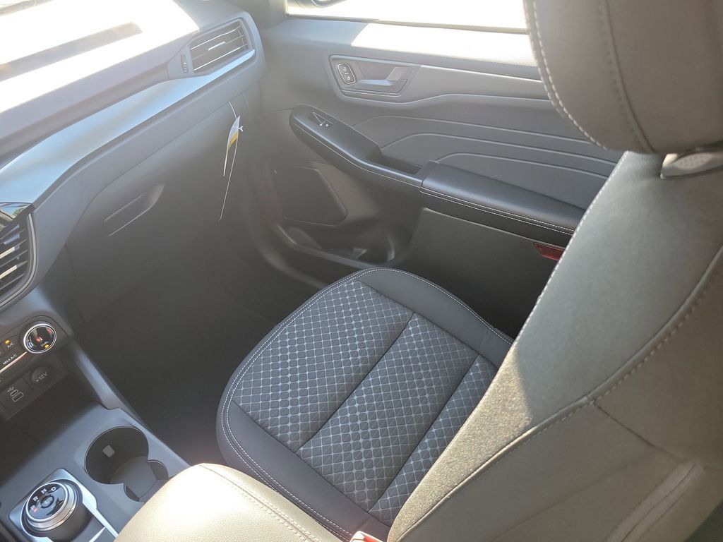 Ford Escape - Thumbnail 16