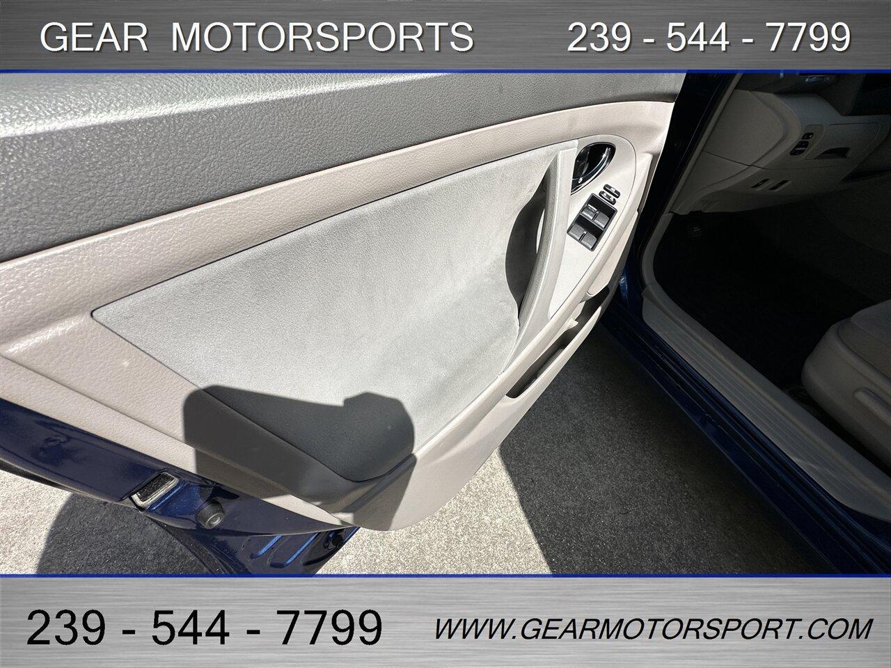 Toyota Camry Hybrid - Thumbnail 9