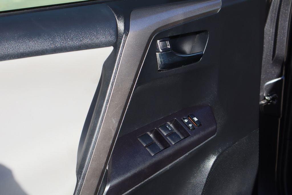 Toyota Rav4 Xle Fwd 4D Sport Utility - Thumbnail 18