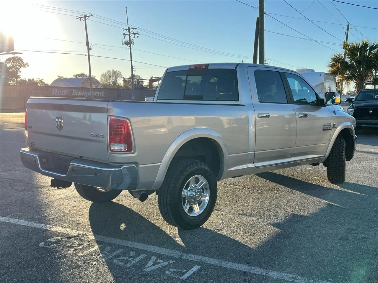 Ram 2500Laramie Crew Cab Swb 4Wd - Thumbnail 3