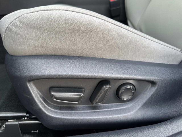 Toyota Camry Se Awd - Thumbnail 8