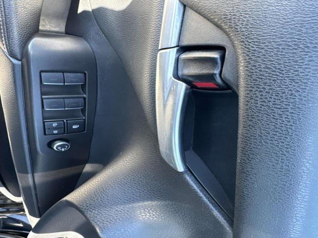 Toyota Camry Xse Sedan - Thumbnail 8