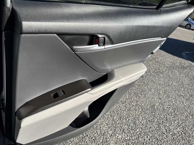 Toyota Camry Se Sedan - Thumbnail 19