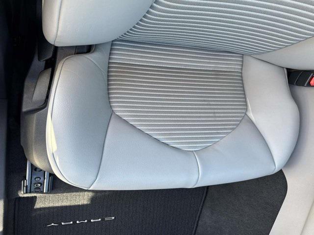 Toyota Camry Se Sedan - Thumbnail 16