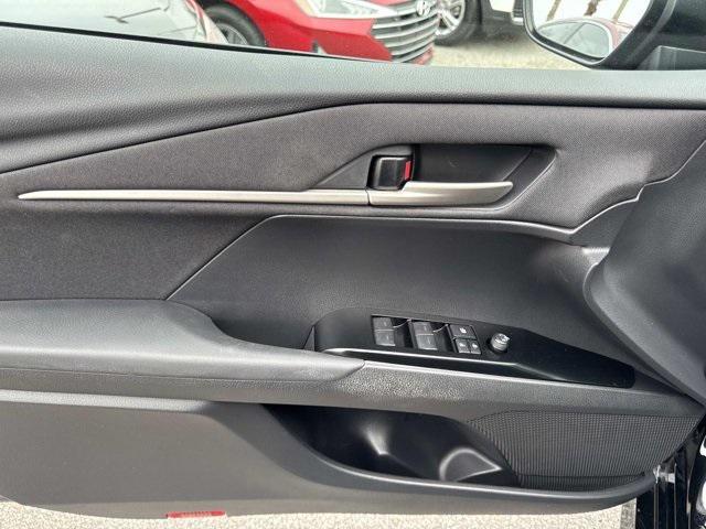 Toyota Camry Le - Thumbnail 7