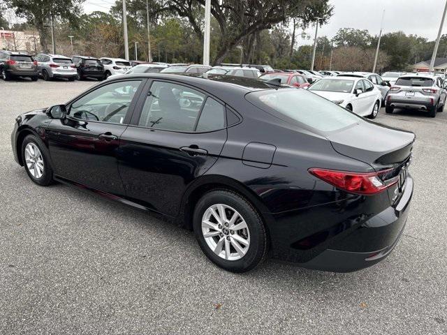 Toyota Camry Le - Thumbnail 4