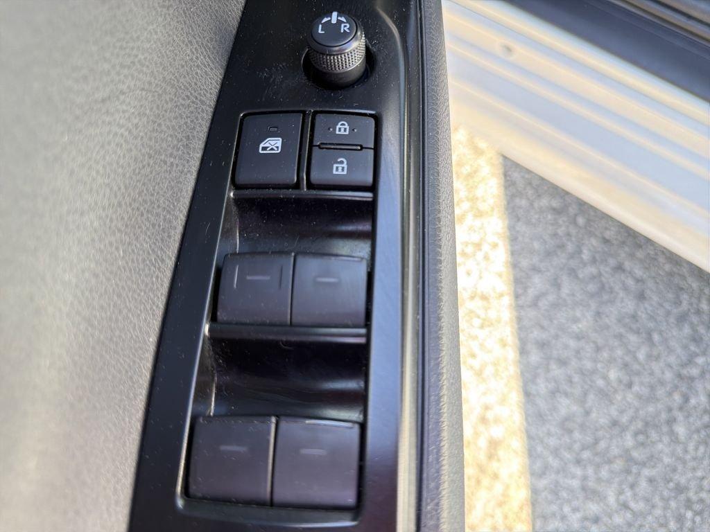 Toyota Camry Se - Thumbnail 11