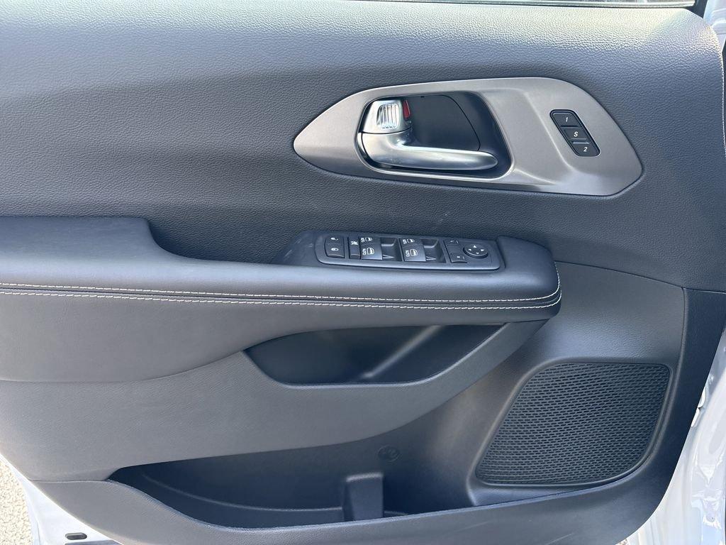 Chrysler Pacifica Select - Thumbnail 16