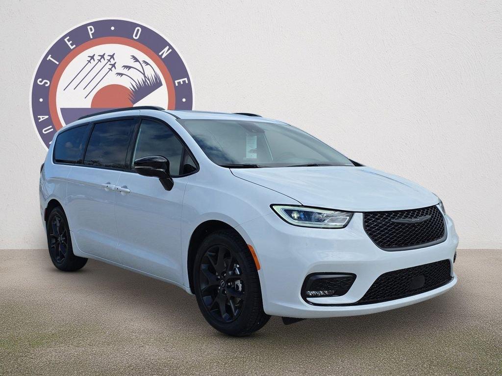 Chrysler Pacifica Limited - Thumbnail 3