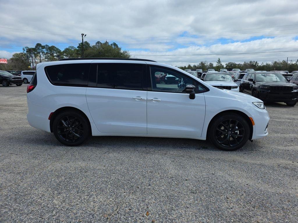 Chrysler Pacifica Limited - Thumbnail 5