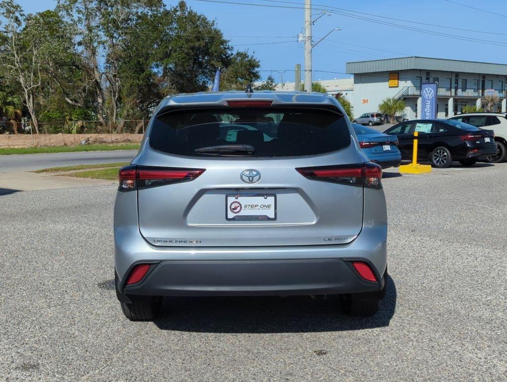 Toyota Highlander Le Awd 4D Sport Utility - Thumbnail 5