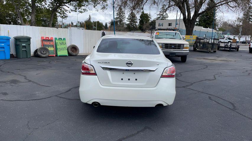 Nissan Altima - Thumbnail 2