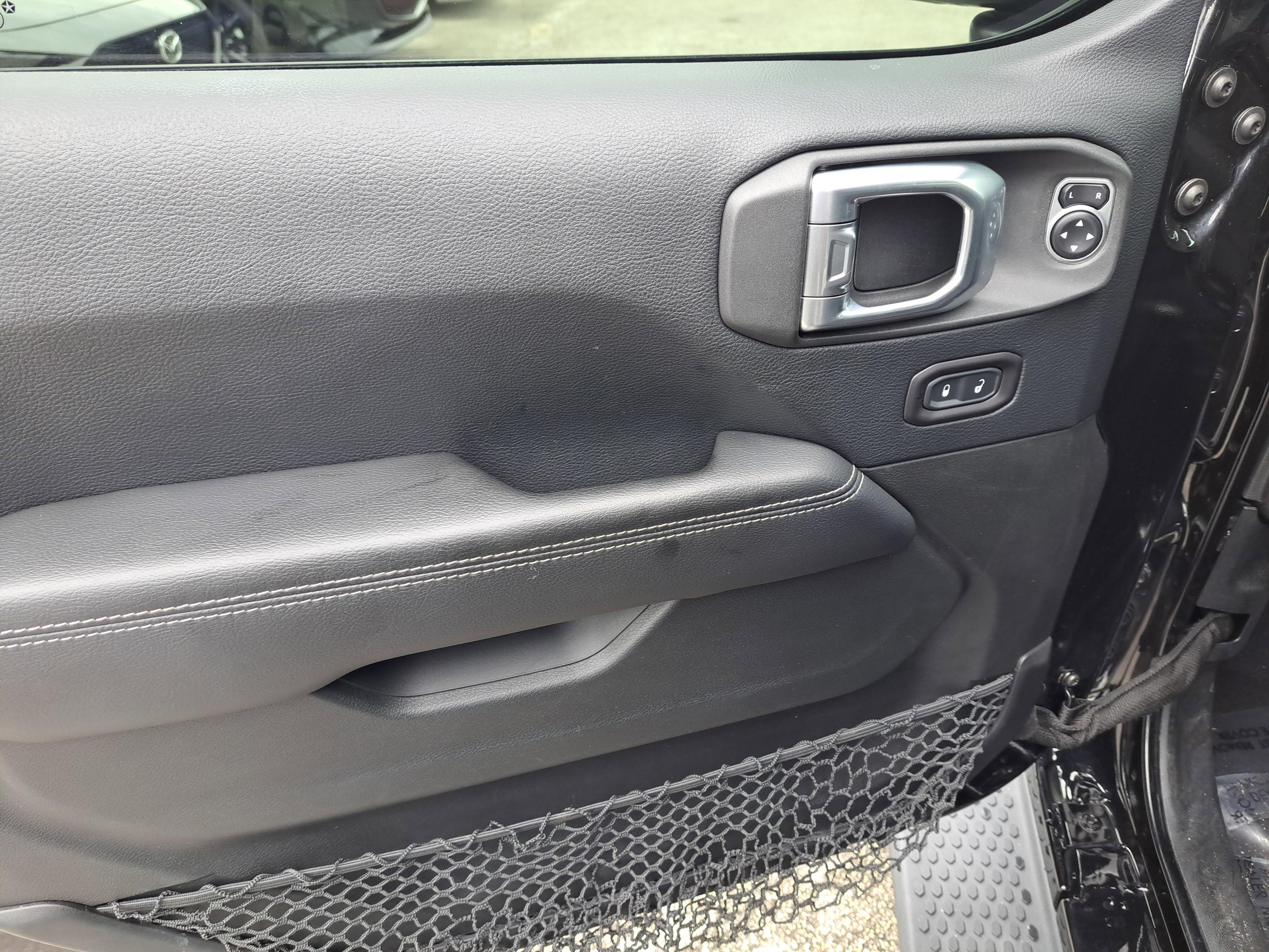 Jeep Wrangler Unlimited Sahara - Thumbnail 12