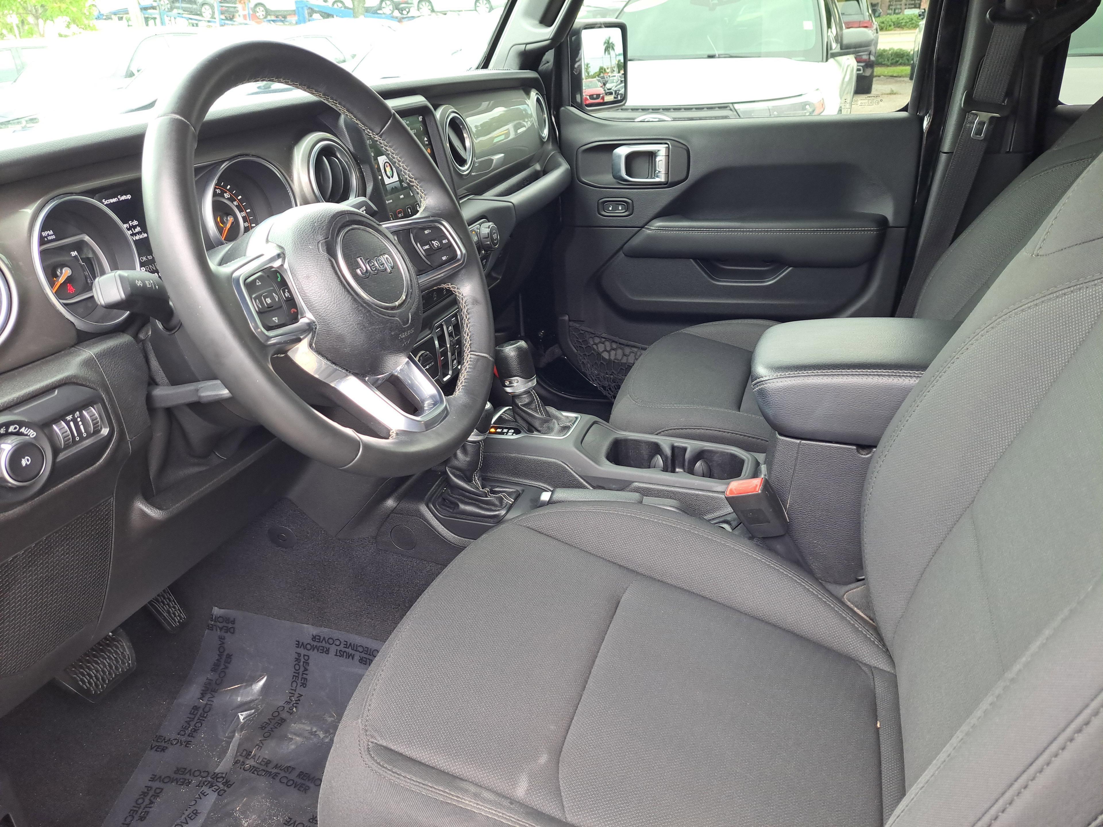 Jeep Wrangler Unlimited Sahara - Thumbnail 11