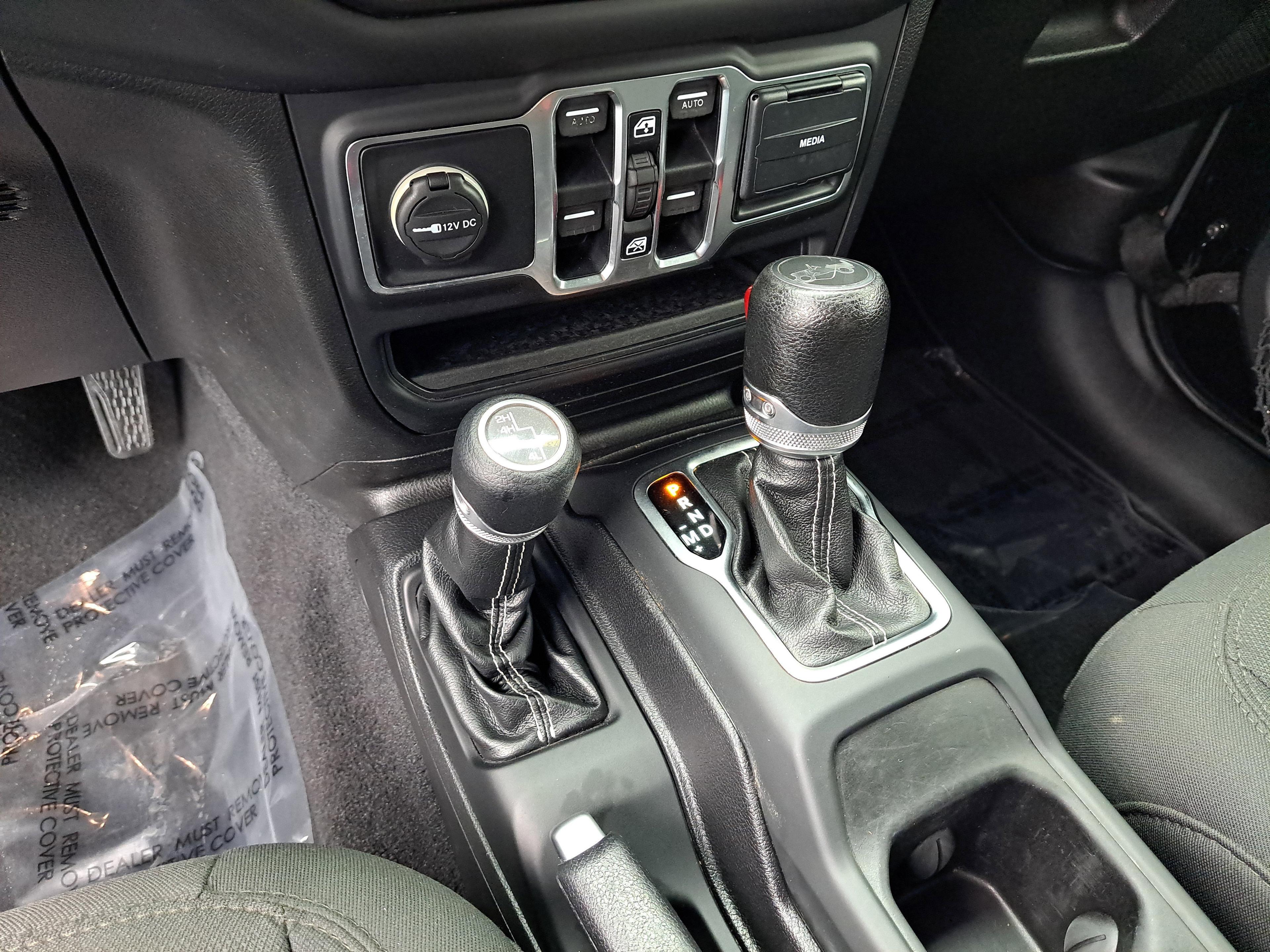 Jeep Wrangler Unlimited Sahara - Thumbnail 15