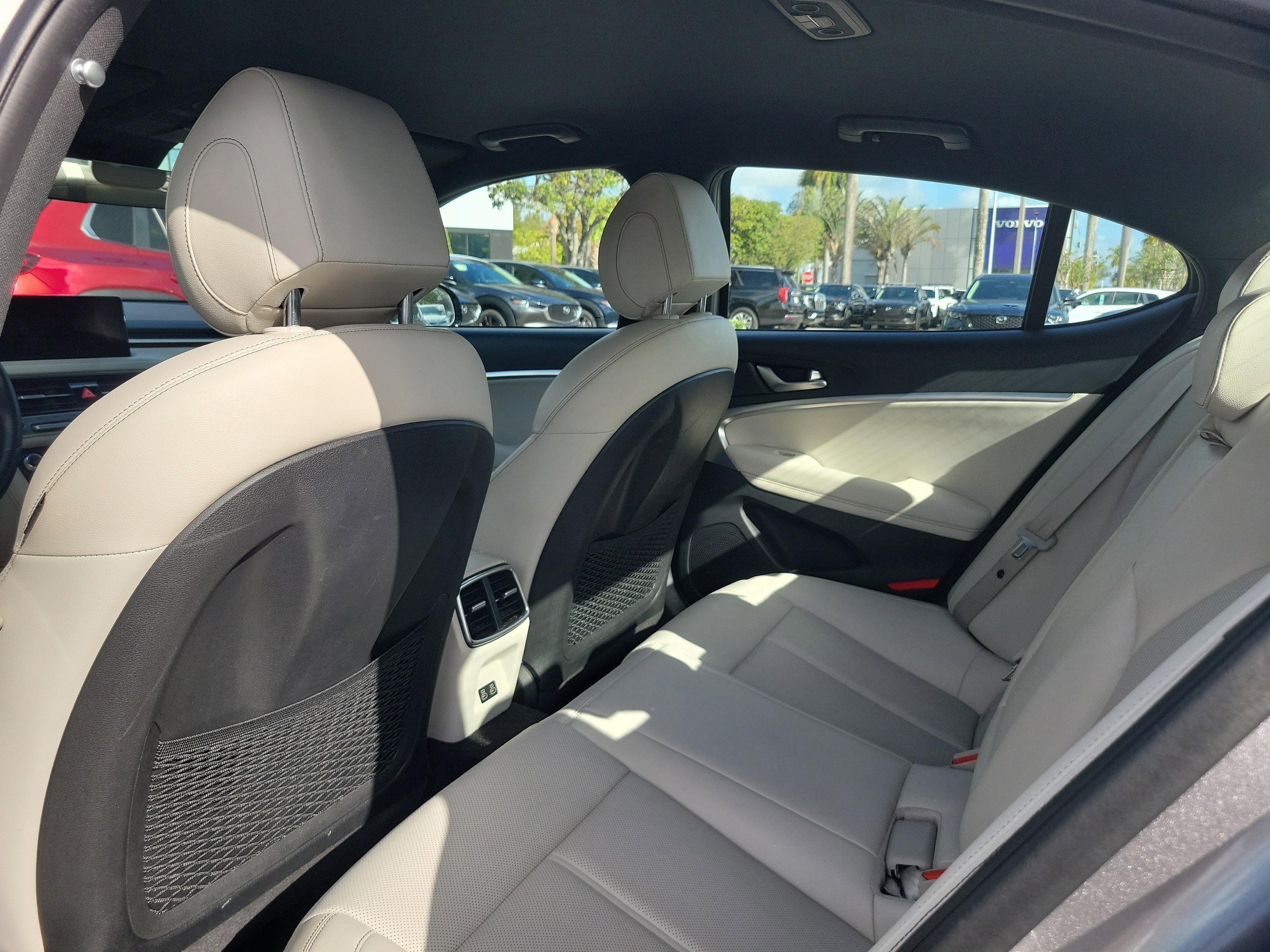 Genesis G70 2.5T - Thumbnail 7