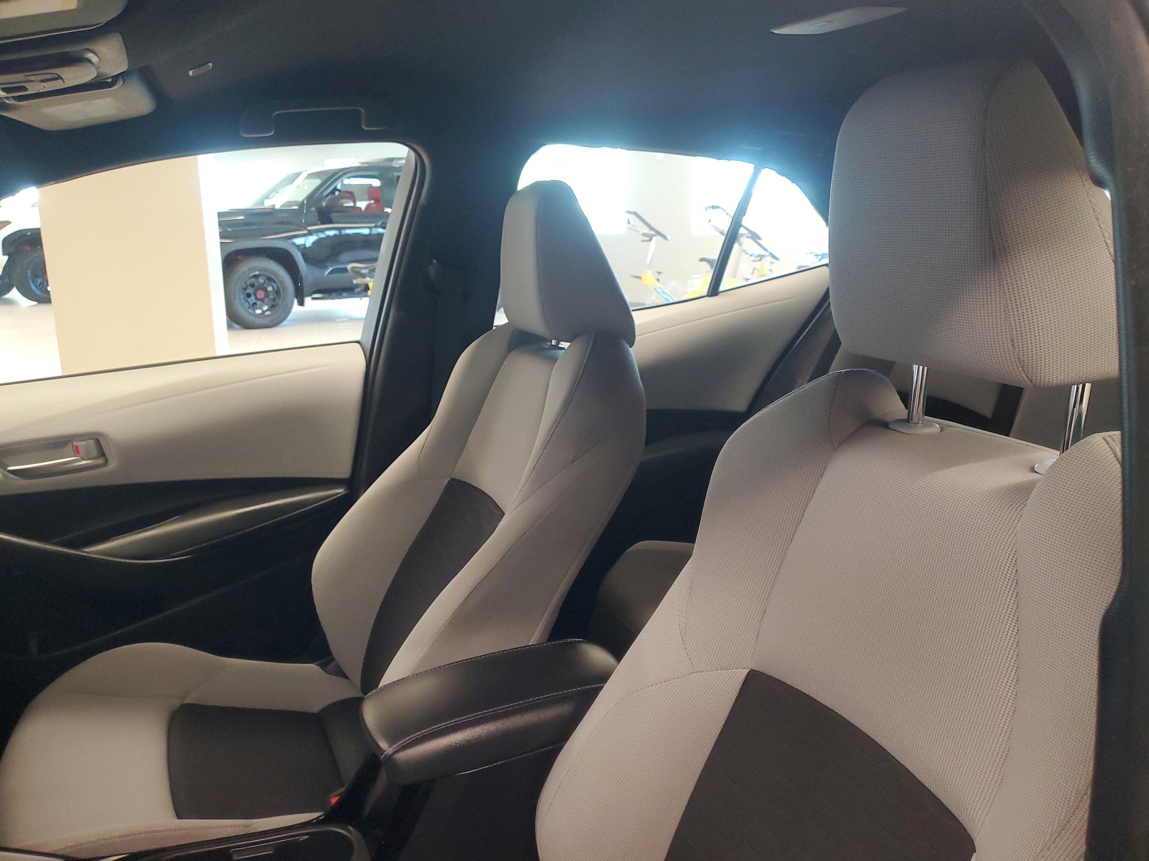 Toyota Corolla Hatchback Se Fwd - Thumbnail 17