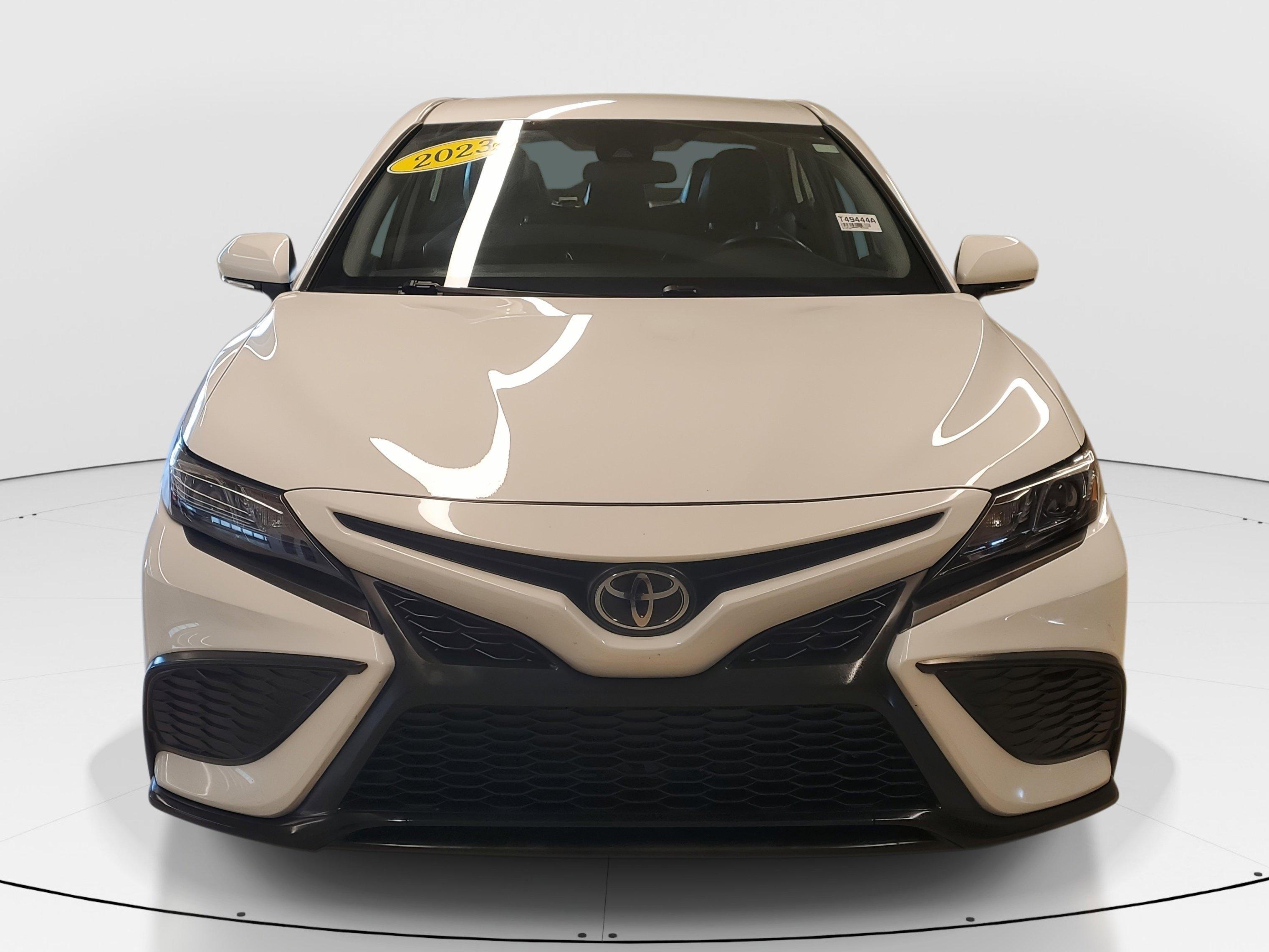 Toyota Camry Se Fwd - Thumbnail 3