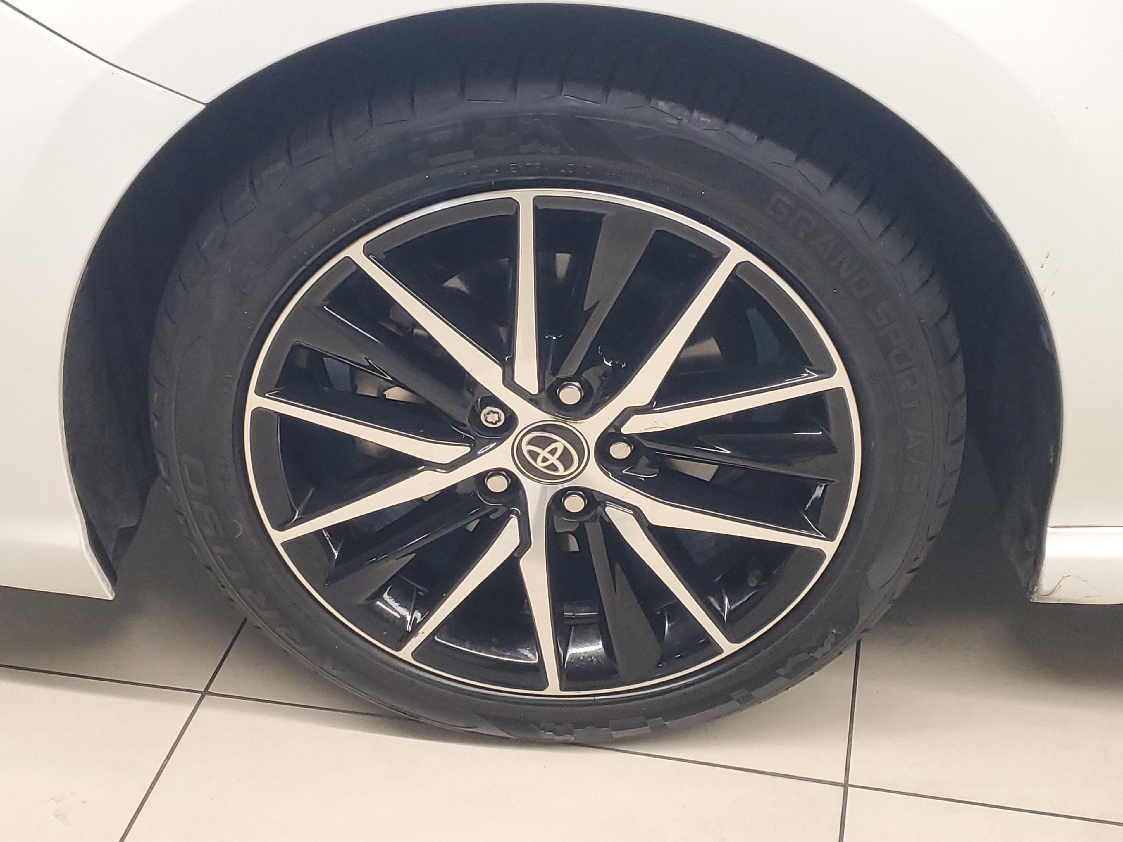 Toyota Camry Se Fwd - Thumbnail 5