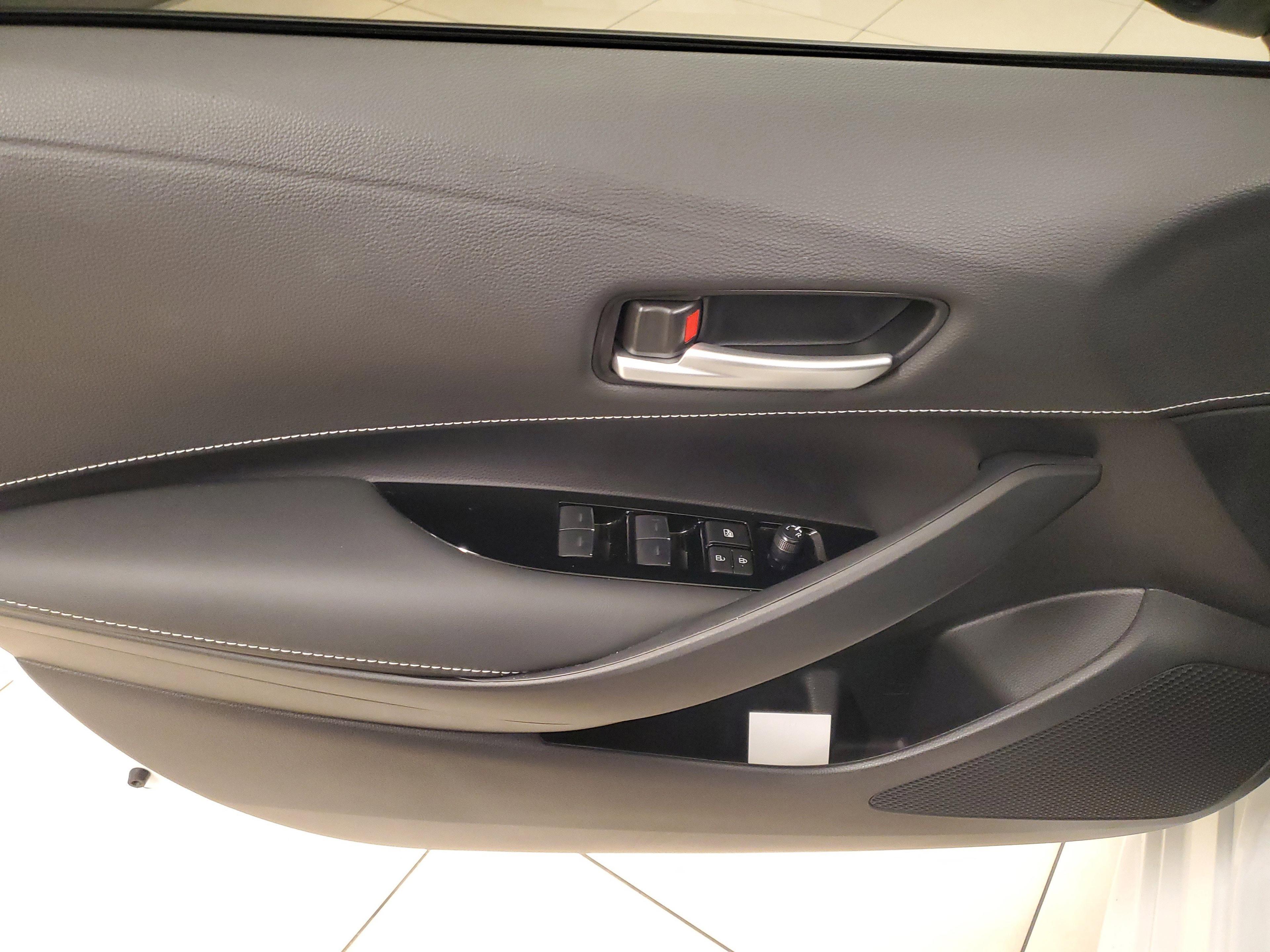 Toyota Corolla Hatchback Se Fwd - Thumbnail 17