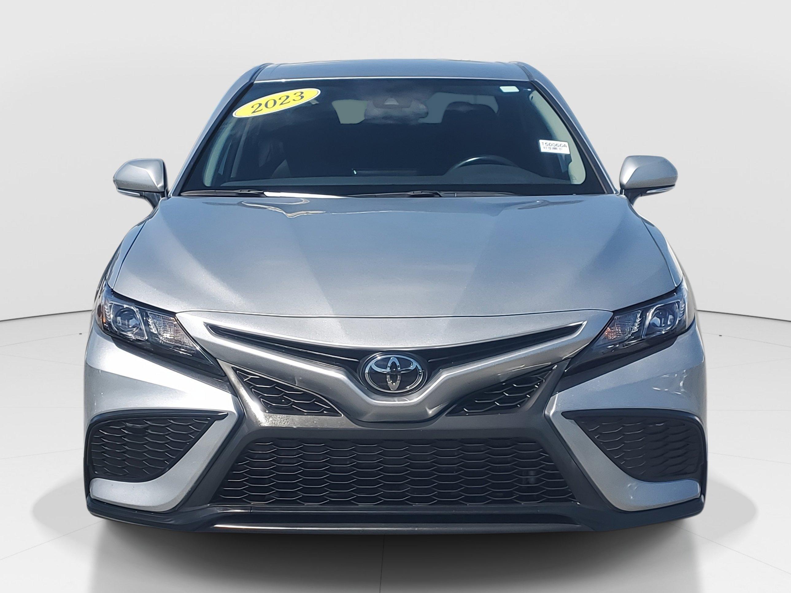 Toyota Camry Se Fwd - Thumbnail 3