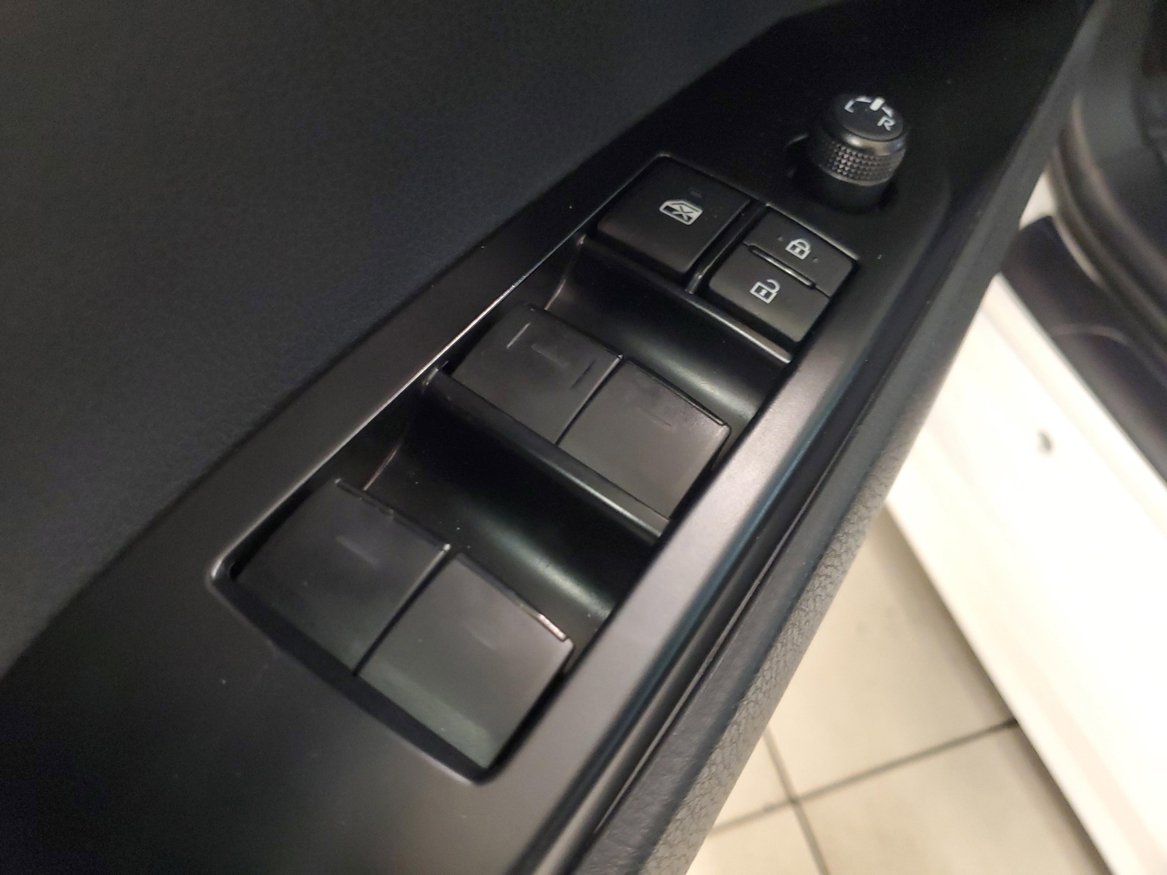 Toyota Camry Se Fwd - Thumbnail 19