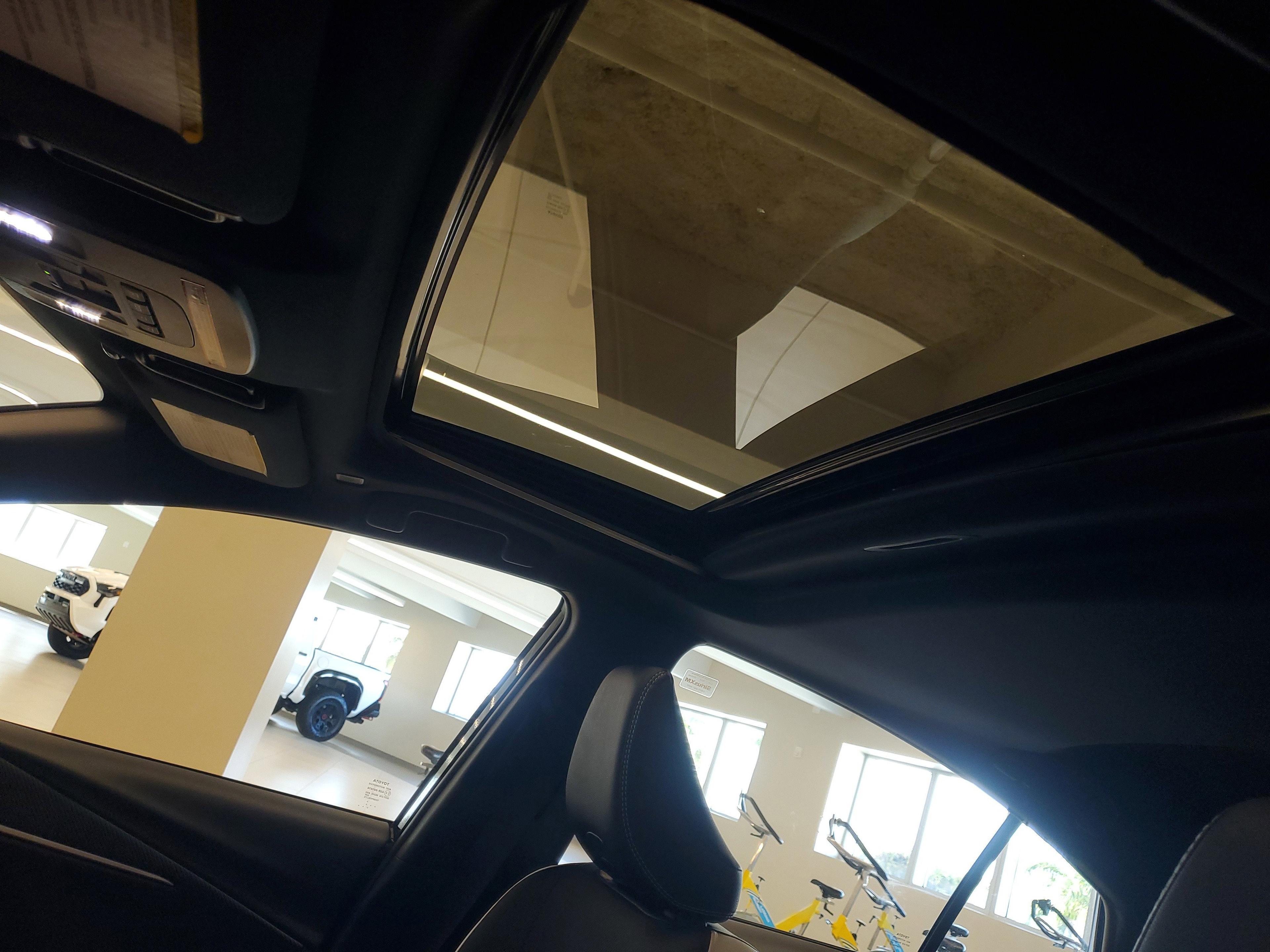 Toyota Camry Se Fwd - Thumbnail 18