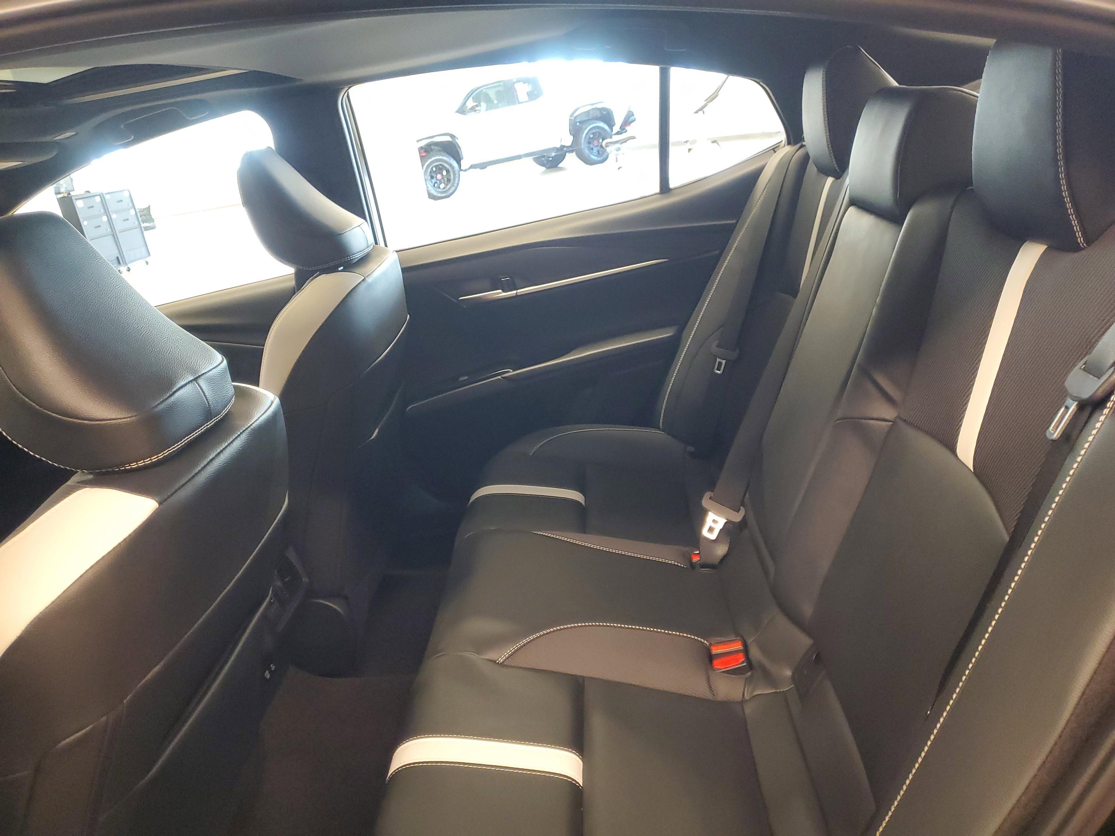 Toyota Camry Se Fwd - Thumbnail 11