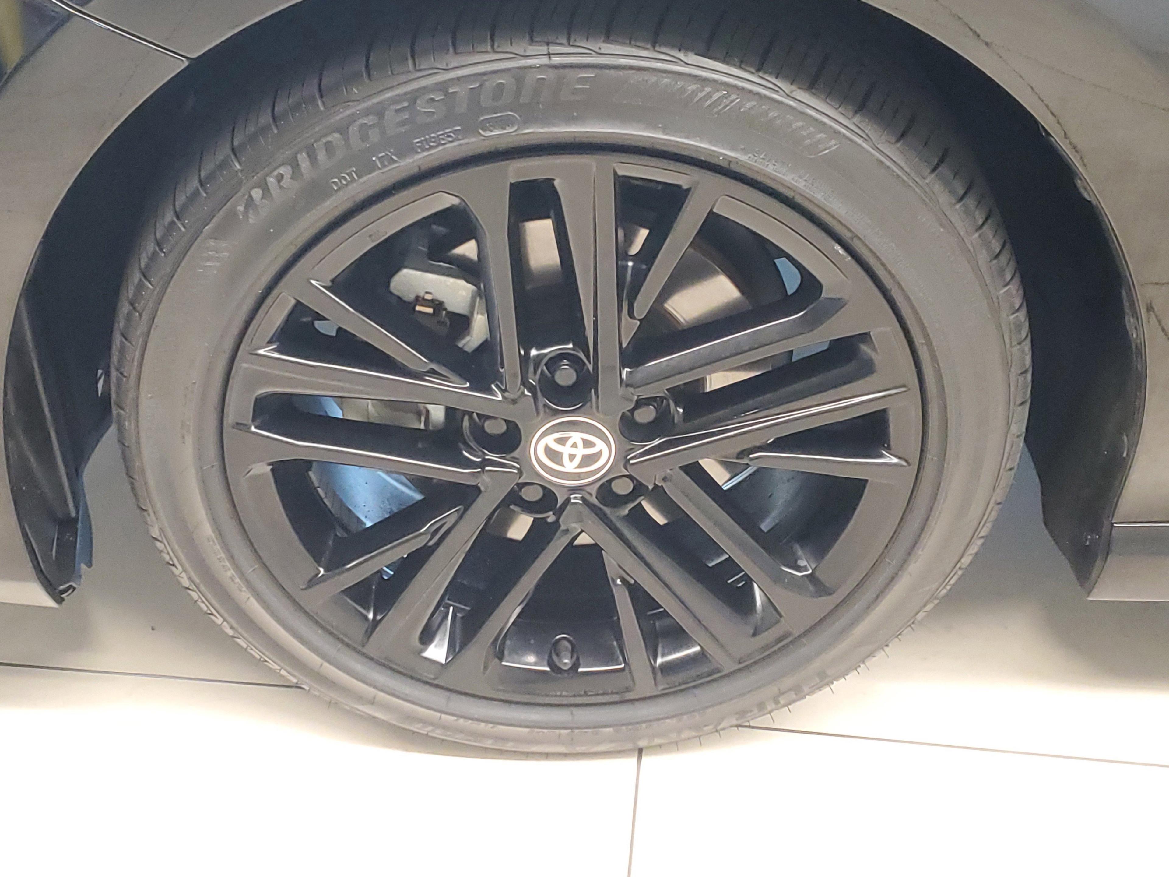 Toyota Camry Se Fwd - Thumbnail 5