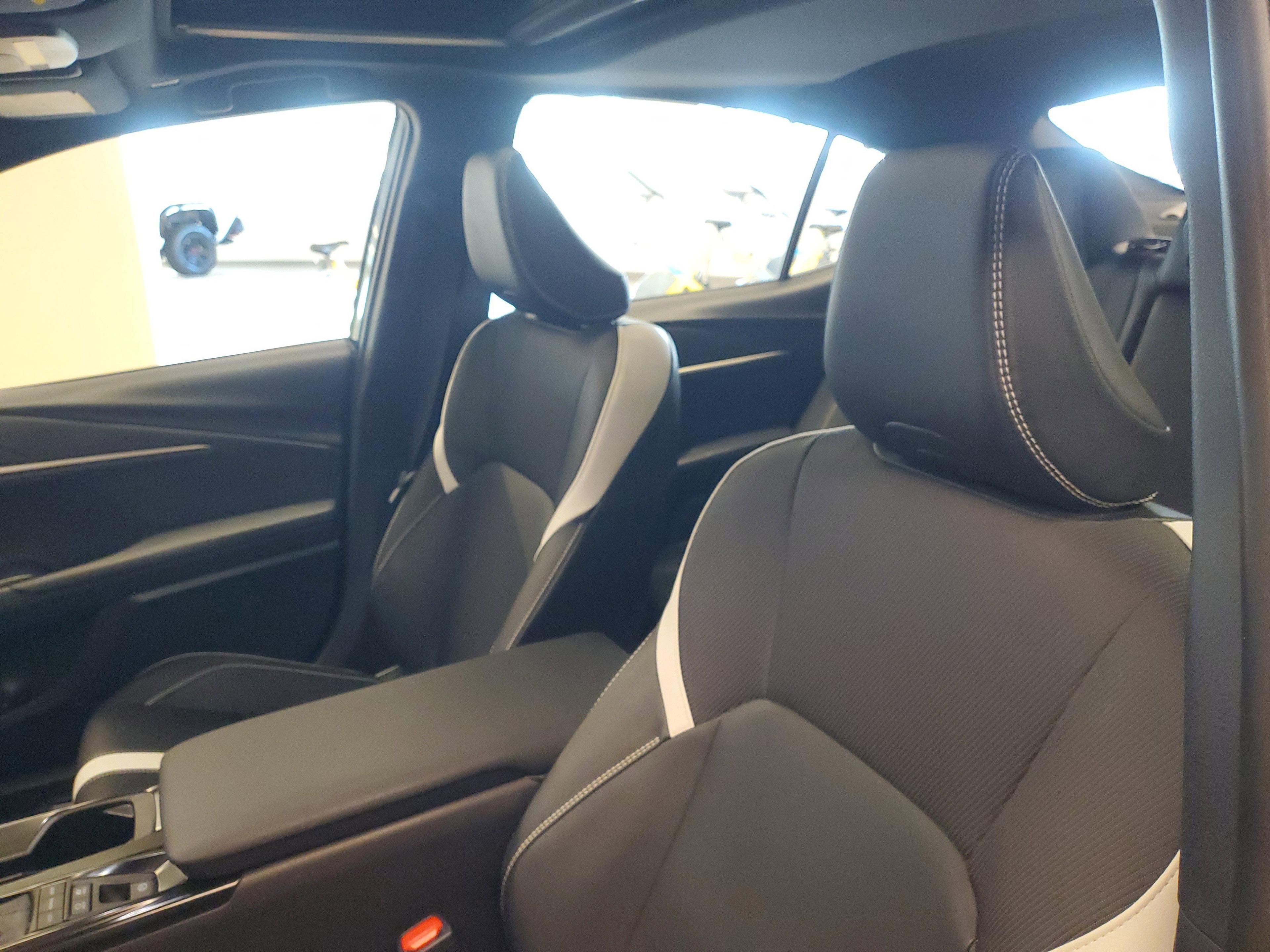 Toyota Camry Se Fwd - Thumbnail 17