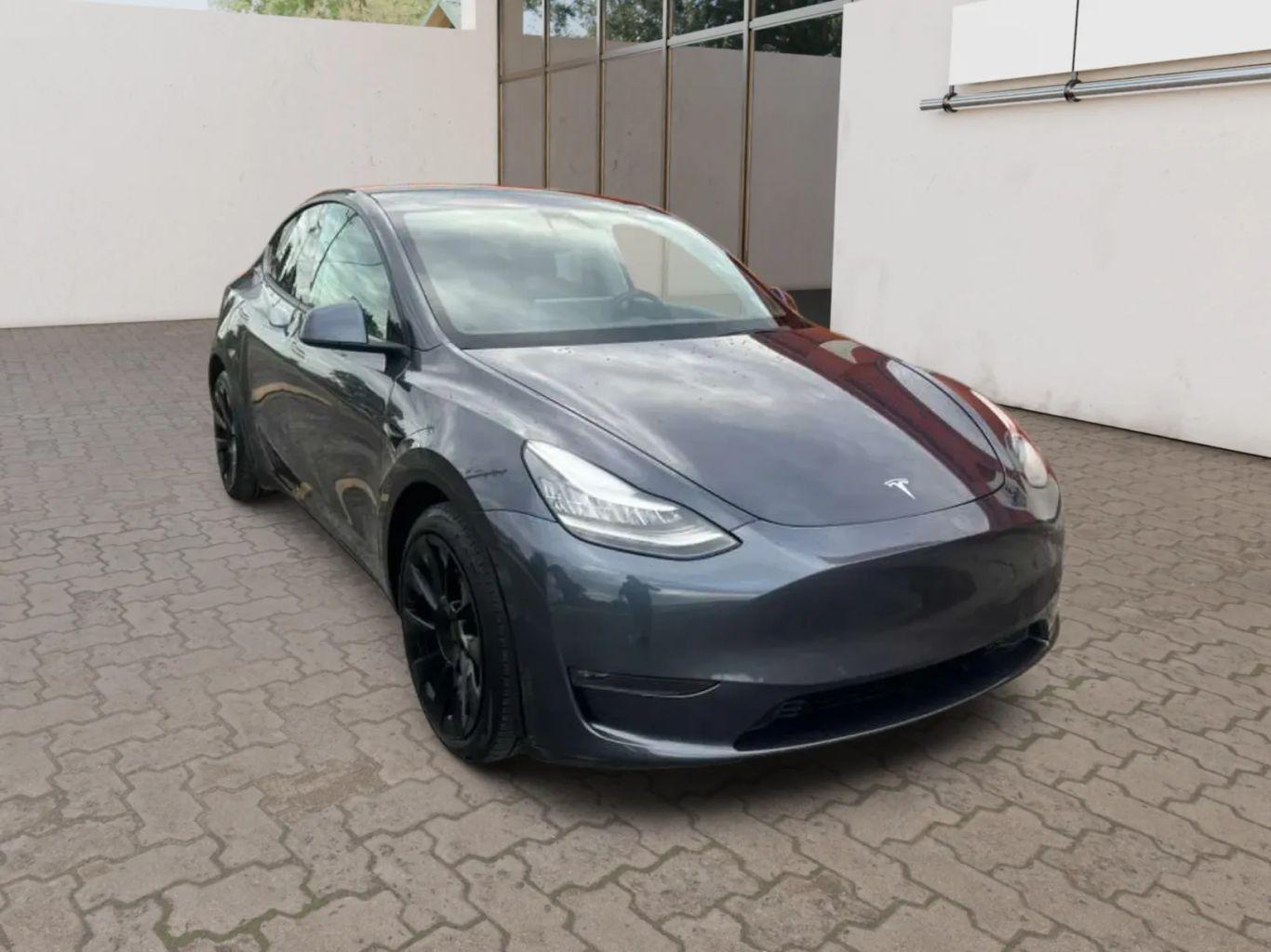Tesla Model Y - Thumbnail 8