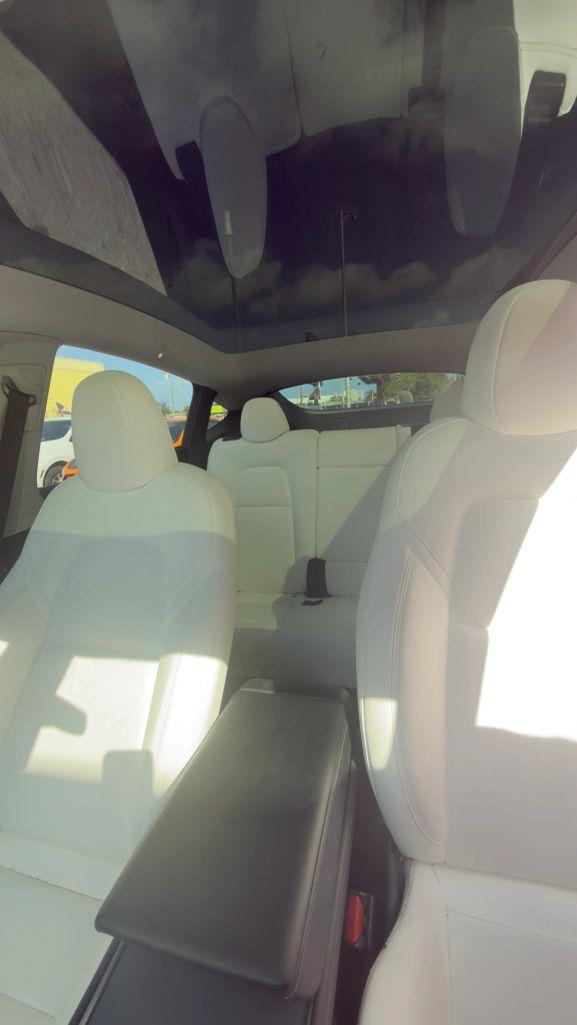 Tesla Model Y - Thumbnail 2