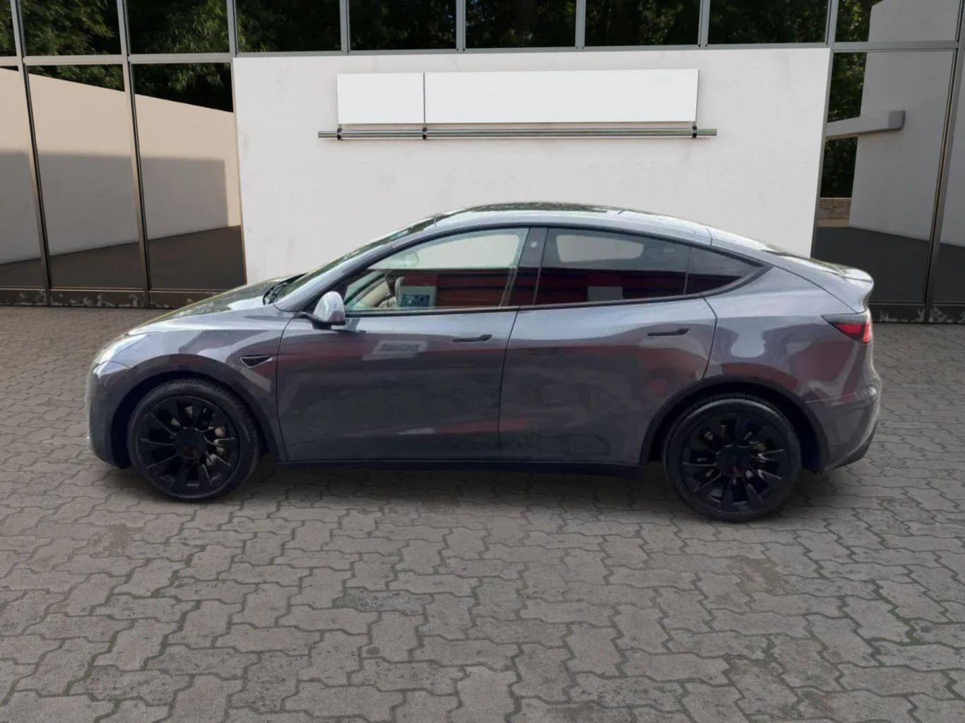 Tesla Model Y - Thumbnail 4