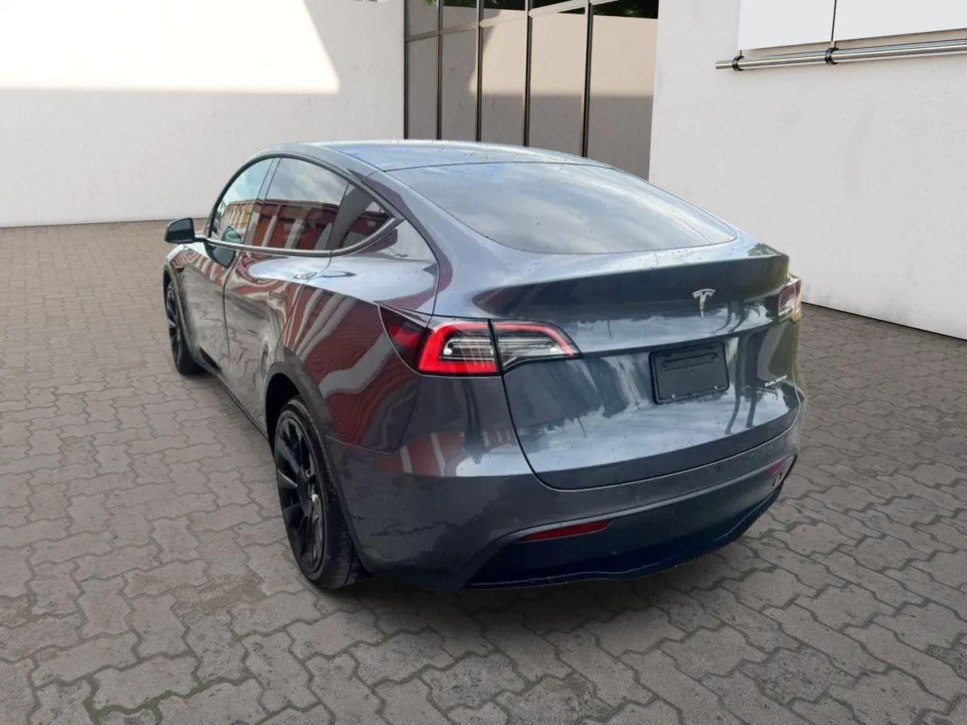 Tesla Model Y - Thumbnail 5